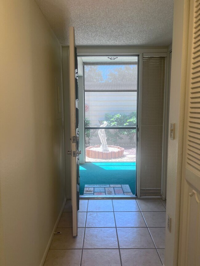 Building Photo - New Listing!