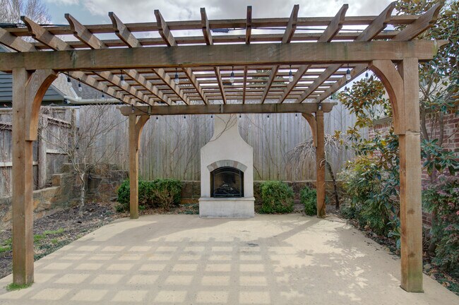 Building Photo - 2132 E 23rd St