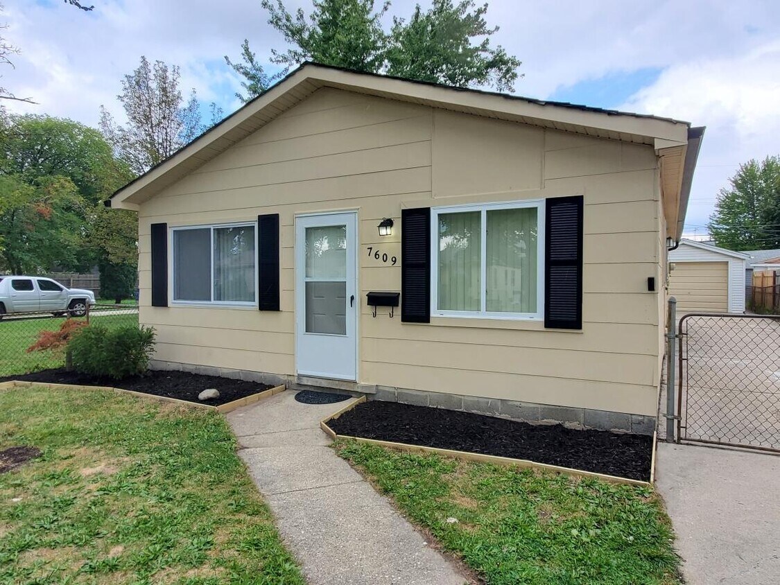 Primary Photo - Updated 3 Bedroom Ranch w/ Tiled Flooring ...