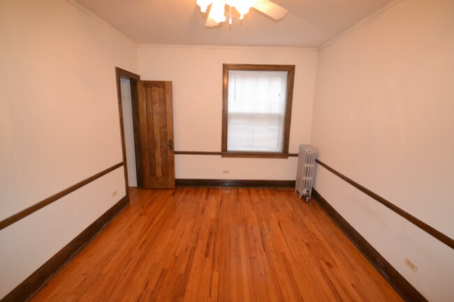 Building Photo - 3215 W Belle Plaine Ave