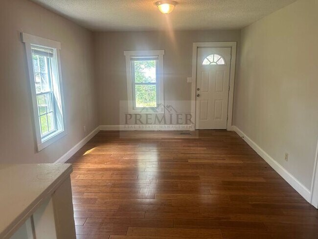 Foto del edificio - 3 bd/2 ba House - Rent $1399 - 1875 S Coy ...