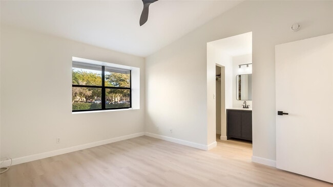 Foto del edificio - 4979 NW 82nd Ave