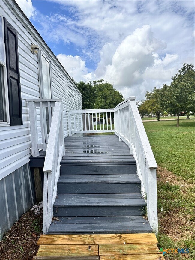 Building Photo - 208 Picasso Dr