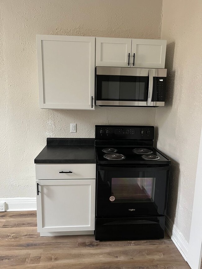 Building Photo - DOWNTOWN…. Utilities included