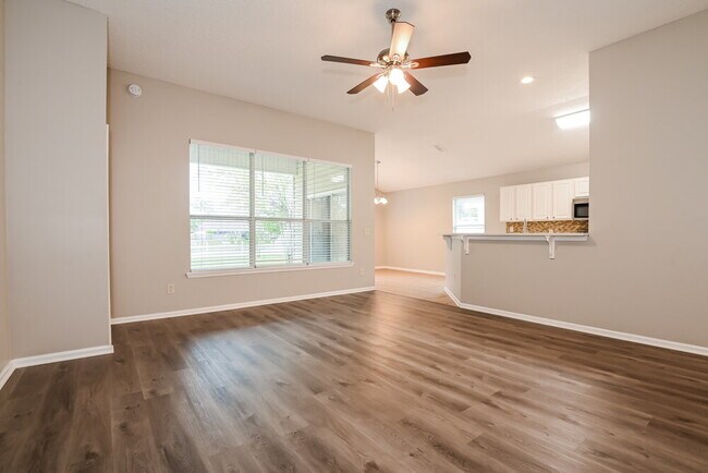 Foto del edificio - 245 N Lake Cunningham Ave
