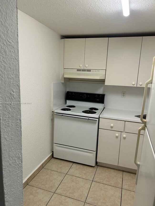Foto del edificio - 666 W 81st St