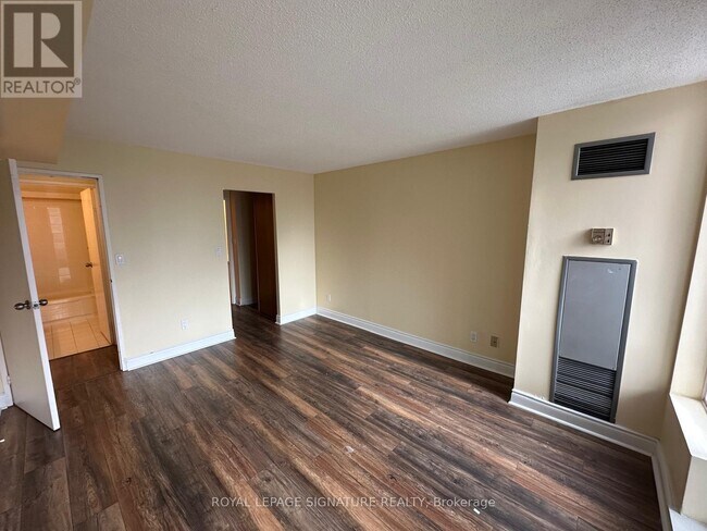 Photo du bâtiment - 5765 Yonge St