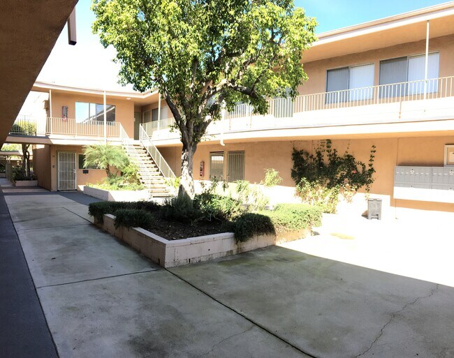 Foto del edificio - 5541 Newcastle Ave