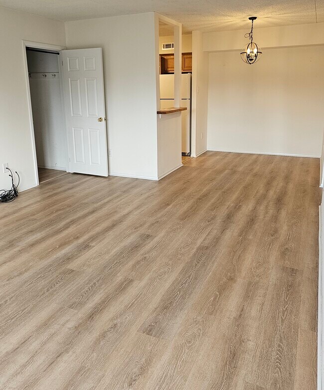 Building Photo - 5200 Hilltop Dr