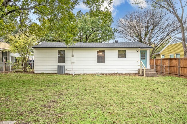 Building Photo - Beautiful East Dallas Home with Huge Fenced Backyard
