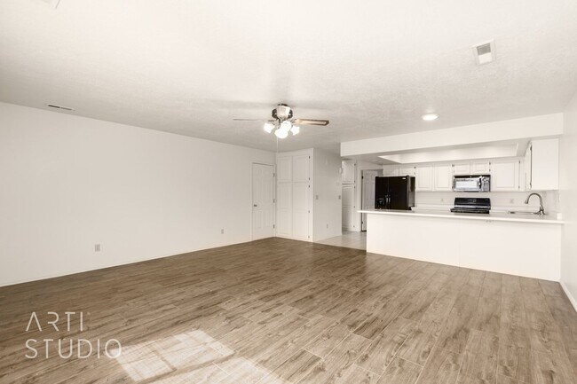 Building Photo - Move in Ready Apartment