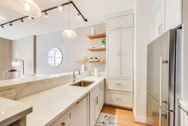 Foto del edificio - Beautiful 1 bedroom + 1 Ba + Garage space ...