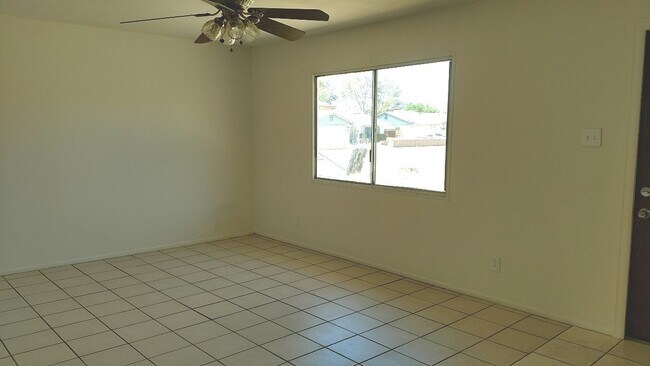 Building Photo - 3 BEDROOM 2 BATHROOM HOME WITH NO HOA!