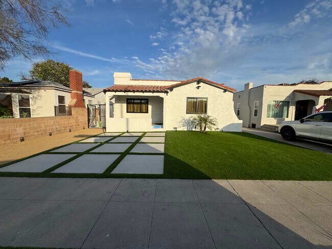 Frente exterior - 6556 3rd Ave