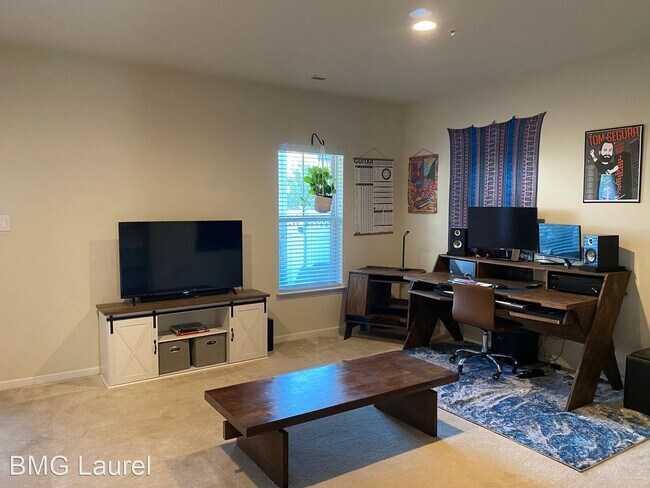 Foto del edificio - 3 br, 3 bath House - 7621 Lyndon Ct