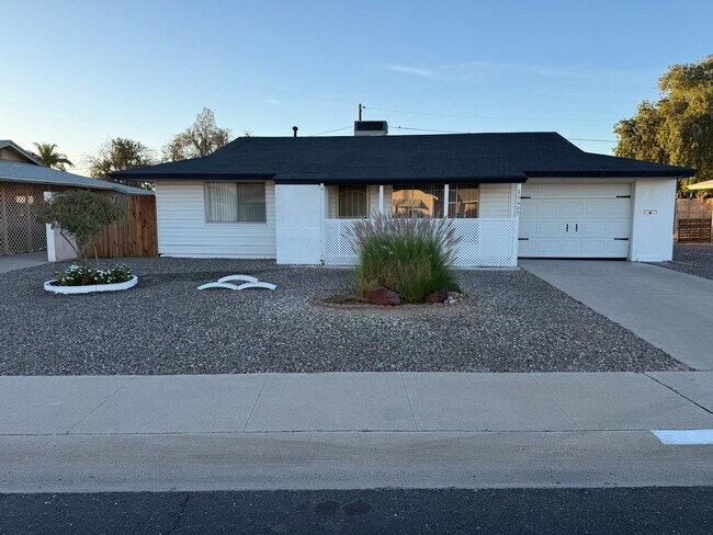 Building Photo - 10607 W El Rancho Dr