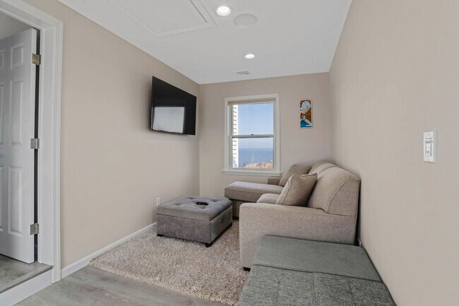 Building Photo - 76 Creek Rd