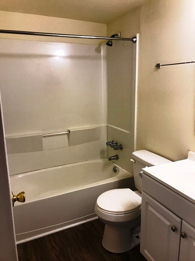 Foto del edificio - 406 Old Central Rd