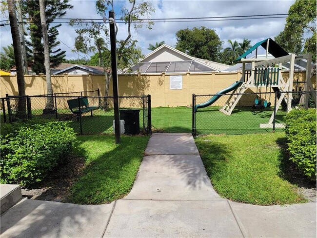 Foto del edificio - 3553 Forest Hill Blvd