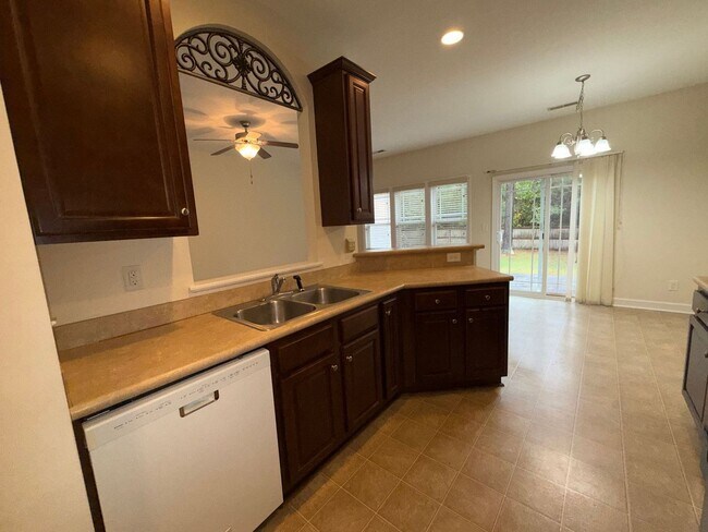 Foto del edificio - Beautiful 4 bedroom, 2 bath house