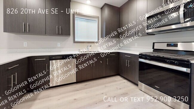 Building Photo - Spacious Duplex Close to U of M Campus