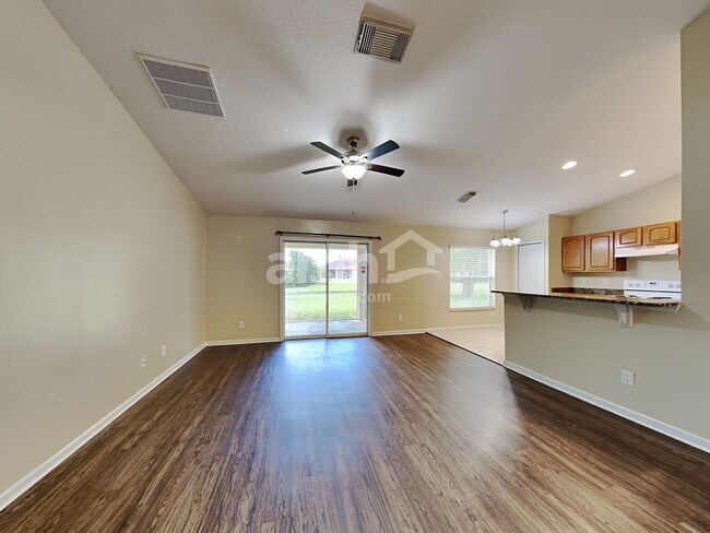 Building Photo - 2214 SE West Blackwell Dr