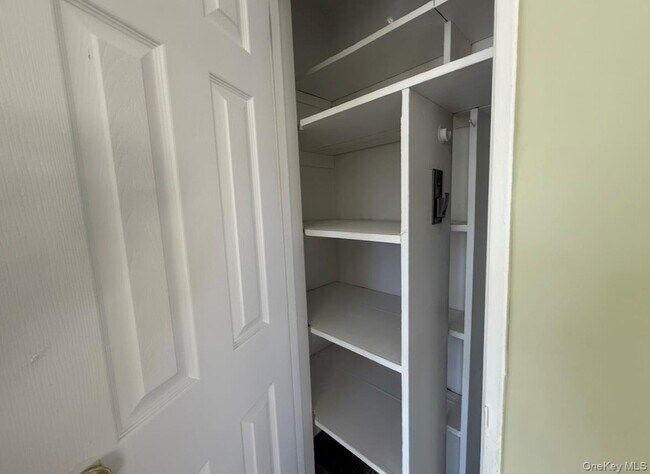 Building Photo - 855 E Walnut St