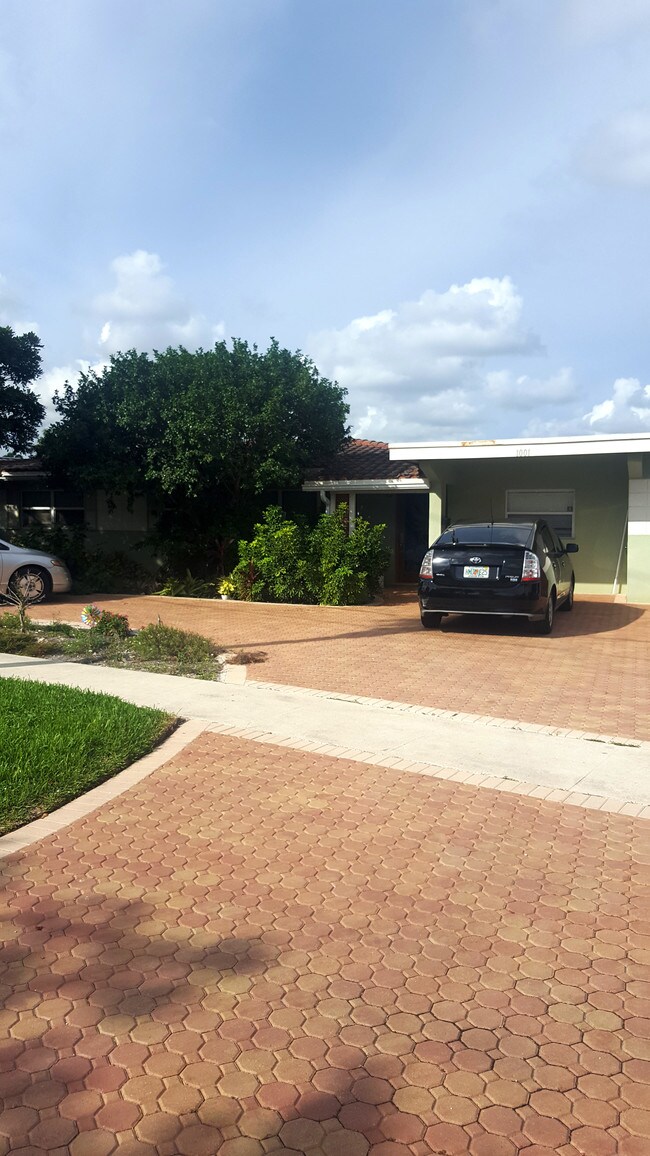 Building Photo - 1001 SE 5th Ave