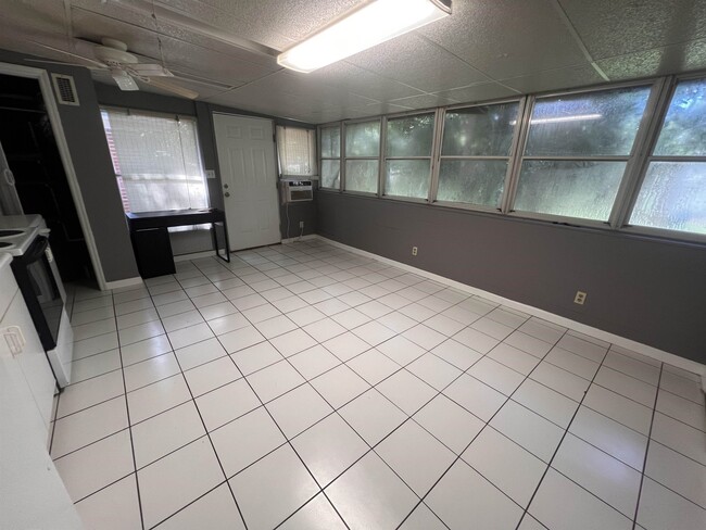 Building Photo - 2205 Amelia Cir