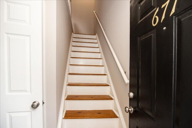 Foto del edificio - Beautifully Renovated 2/1.5 Townhome in Vi...