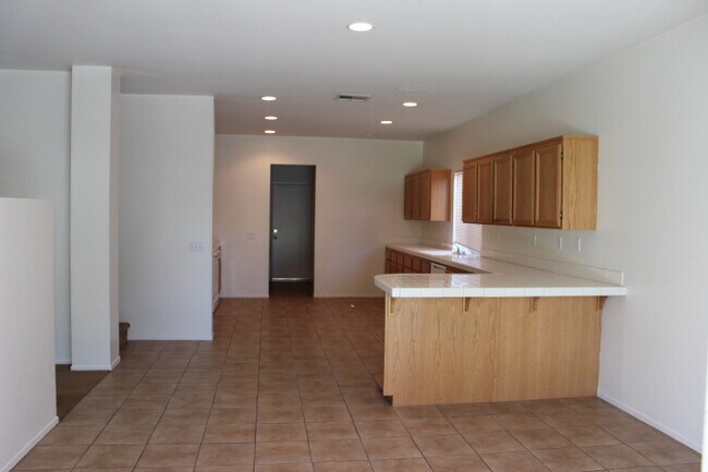 Foto del edificio - BEAUTIFUL LARGE 5 Bedrooms, 2.75 Bathrooms Home