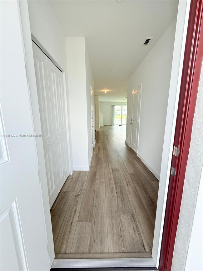 Building Photo - 524 Rivergrass St