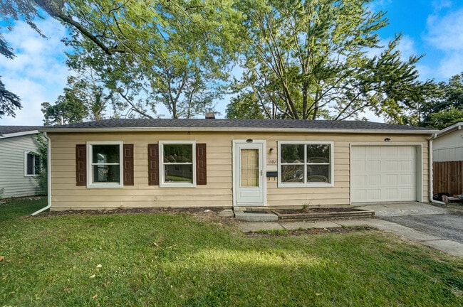 Building Photo - 1107 Larch Ln