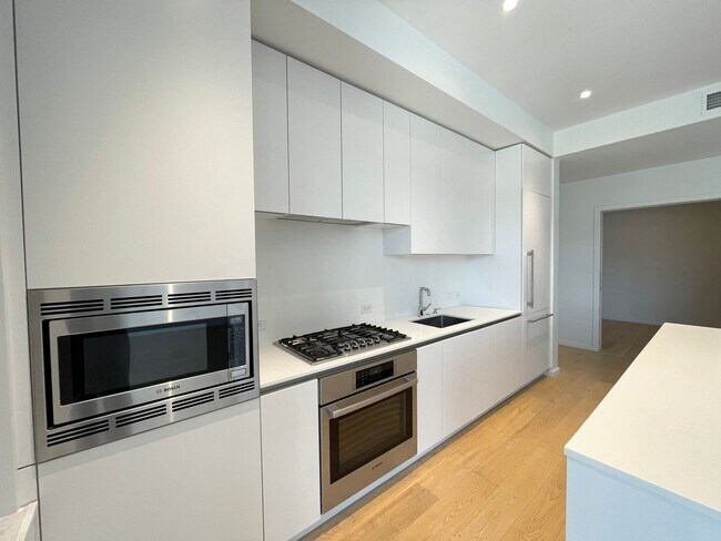 Building Photo - Spacious Vista Pearl Condo with Bonus Den, Stunning Views and Fabulous Amenities