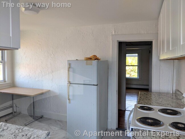 Building Photo - Davis / Porter - 2 Bed - 6 Minute Walk to T