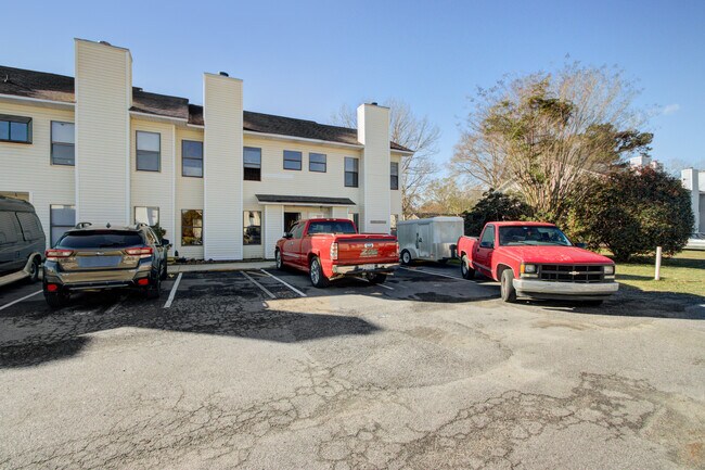 Building Photo - Charming Townhouse in Goose Creek