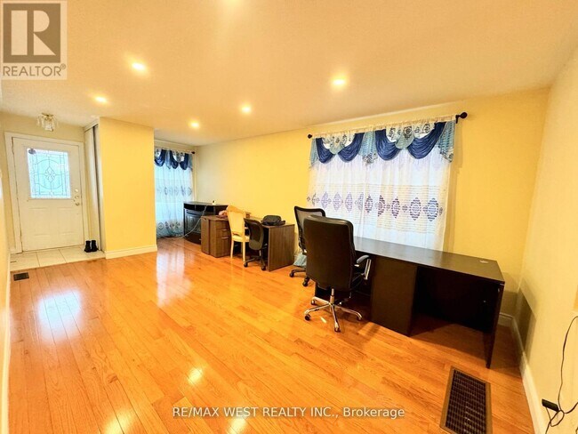 Photo du bâtiment - 98 Four Seasons Cir