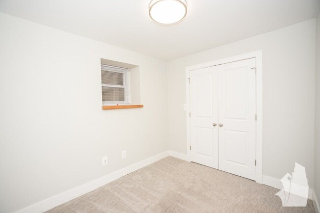 Building Photo - 2326 N Southport Ave