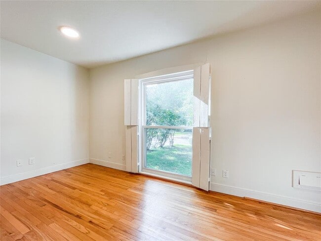 Building Photo - 2438 Albans Rd