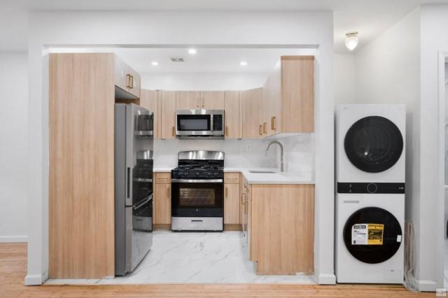 Building Photo - 3 bedroom in BROOKLYN NY 11221