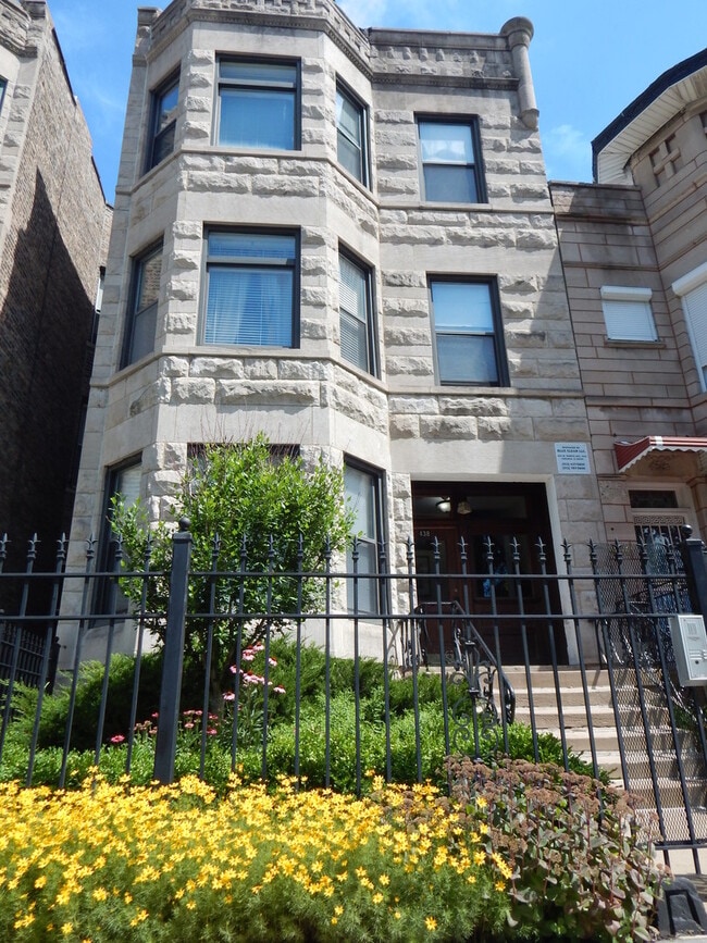 Building Photo - 438 E 45th Pl