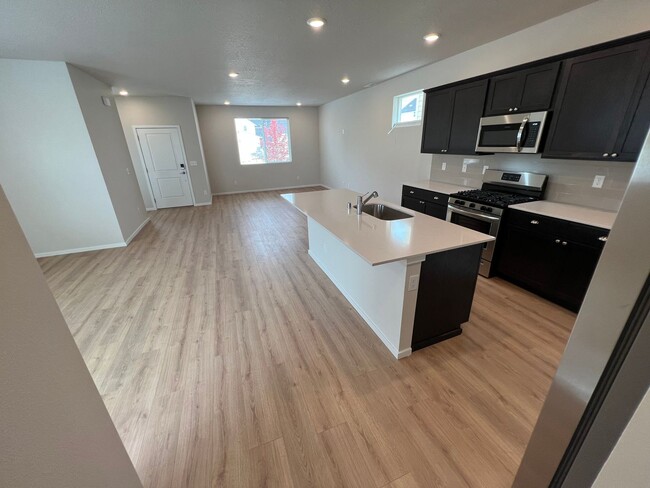 Building Photo - Newly Built 4 Bed, 2.5 Bath Townhouse w/ 2...