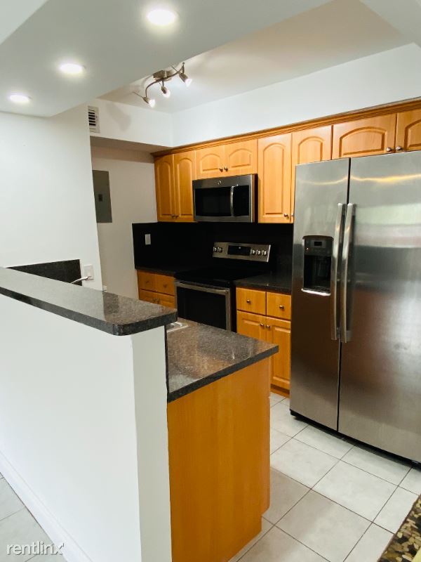 Building Photo - 1 br, 1 bath Condo - 421 NW 107th Avenue