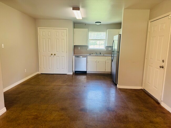 Building Photo - 134 Peavine Rd