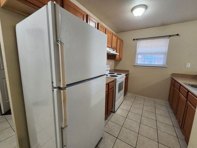 Foto del edificio - 2/2/1 Duplex / No Carpet / Easy Access to IH 35 & Hwy 46 / Fenced in Yard / Fridge Included / CISD