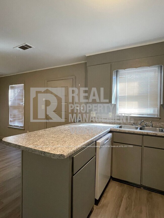 Foto del edificio - Spacious Apartment in Great North Macon Ne...
