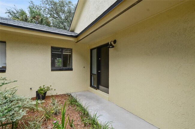 Foto del edificio - 697 Belflower Pl