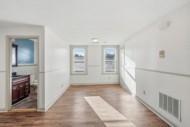 Building Photo - 312 Rivet St