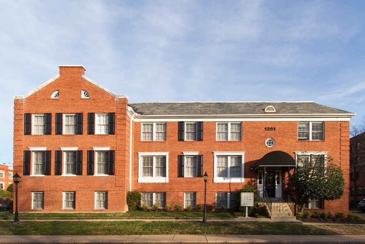 Primary Photo - Beautiful Light Filled One Bedroom In Rive...
