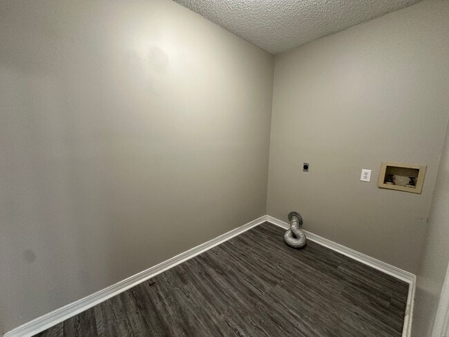 Building Photo - Welcome to this charming 3-bedroom, 1.5-ba...